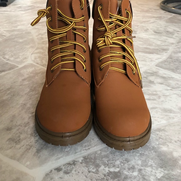 NWOT tan lace up light Weight boots - Picture 3 of 7